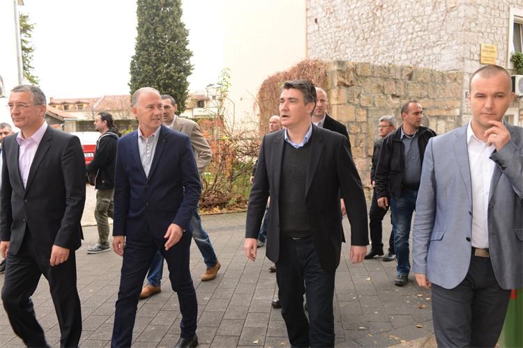 Sinj, 08.11.2014 - Predsjednik Vlade RH Zoran Milanović posjetio je Grad Sinj.
foto HINA/Mario STRMOTIĆ/ ik